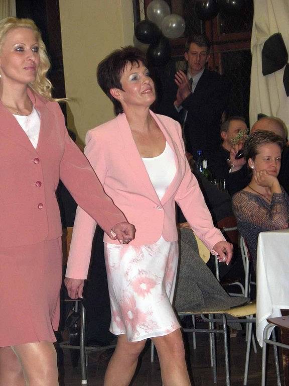 VIP ženy ze Sadské v čele se starostkou Cecilií Pajkrtovou uskutečnily na jediném plese sadské sezony módní přehlídku.