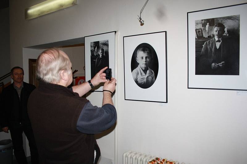 Z vernisáže výstavy fotografií Bohumila Hrabala