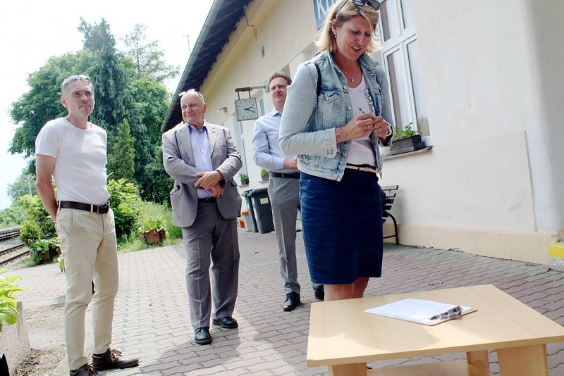 Starostové a zástupci místních akčních skupin se sešli na křineckém nádraží, kde podepsali nesouhlas s rušením tratě. Pak celou trasu projeli.