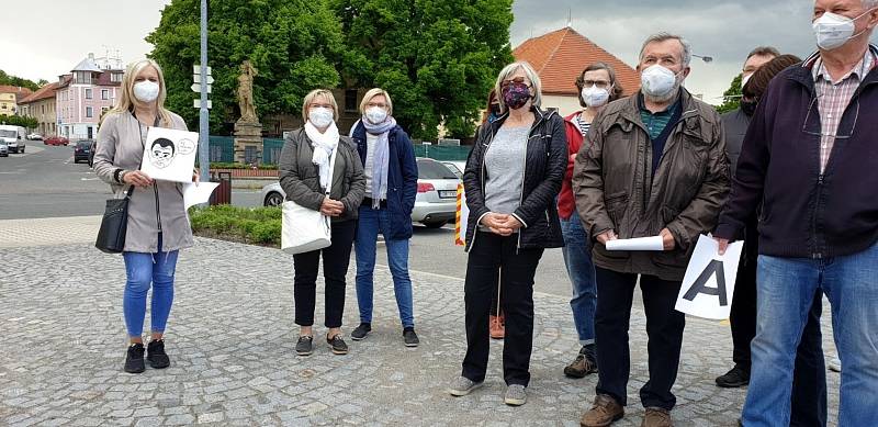 Protestní shromáždění na náměstí v Sadské.