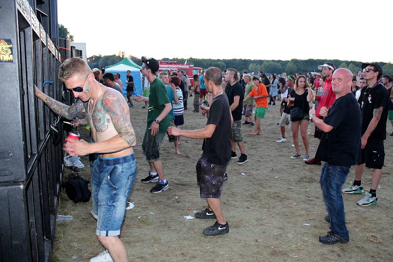 Policisté během soboty proti účastníkům nepovolené technoparty nezasáhli.