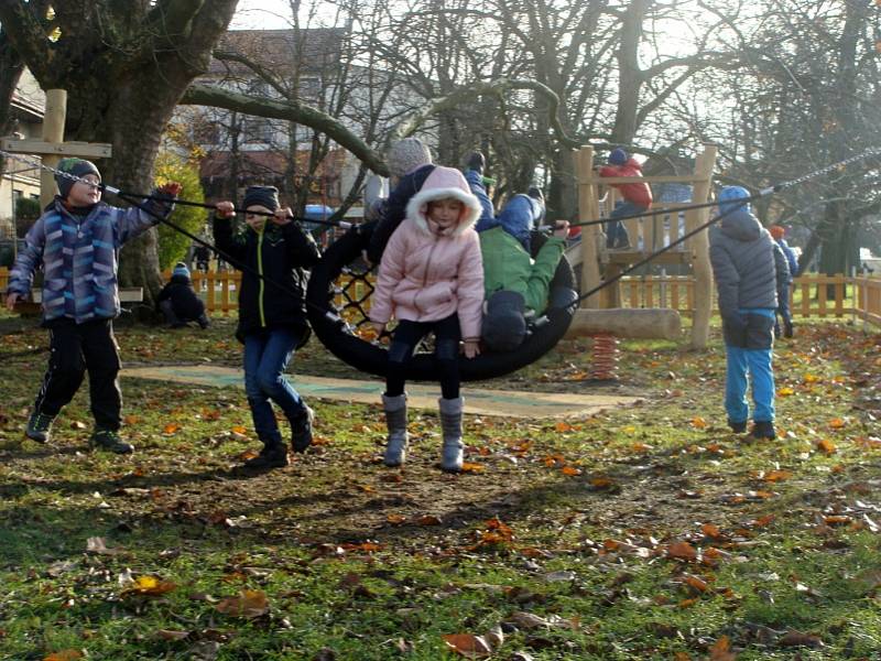 Jako první vyzkoušeli nové dětské hřiště místní školáci. 