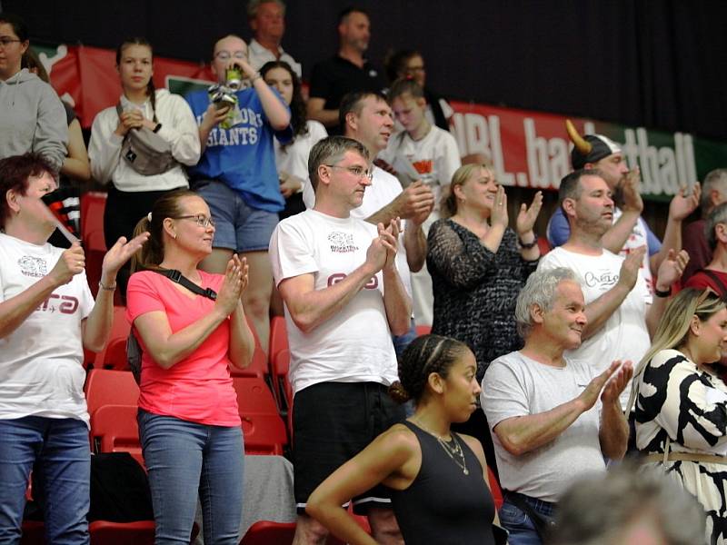 Z basketbalového utkání Kooperativa NBL o bronz Nymburk - Pardubice (93:75)