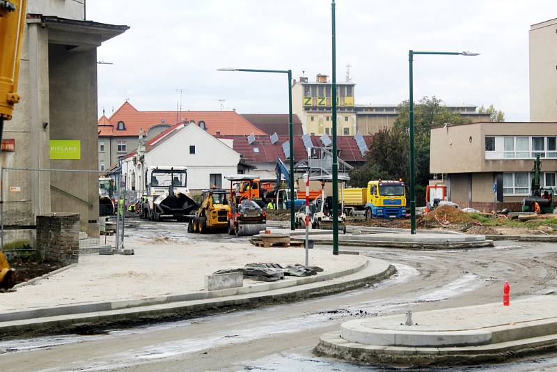 Ve čtvrtek byl položen betonový povrch, od pátečního rána už jsou jednotlivé části křižovatky s přilehlými úseky pokrývány vrstvou asfaltu.