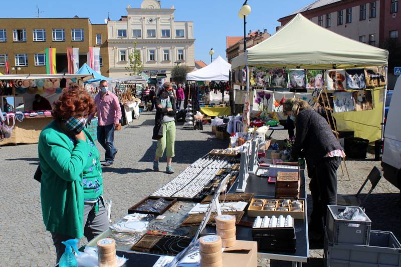 Farmářské trhy v Nymburce se zatím z náměstí nikam nestěhují.