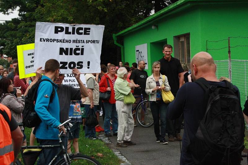 Demonstrace proti zinkovně AZOS na Zálabí.