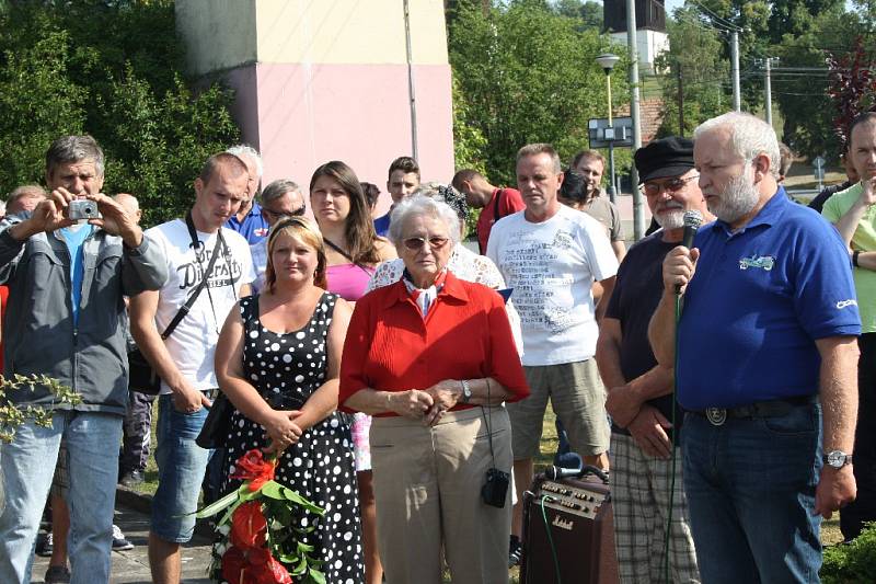 Slavnostní odhalení desky slavnému konstruktérovi Jaroslavu Františku Kochovi ve Mcelích.