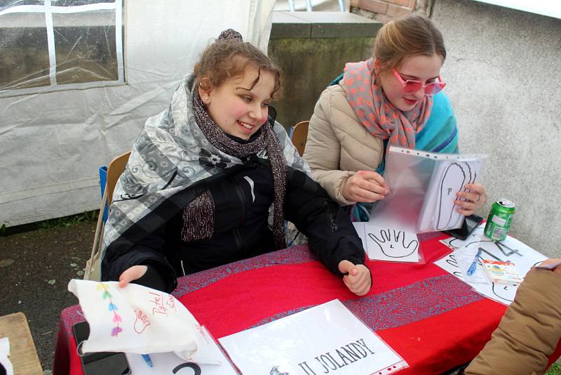 I letos sídlištní velikonoční jarmark před Základní školou Letců R.A.F. přilákal zájemce nejen ze sídliště.