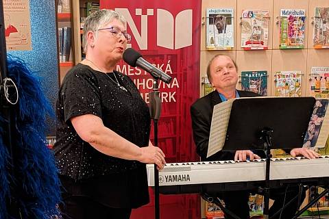 Šansonový večer mezi knihami se šansoniérkou Martou Balejovou a jazzovým pianistou Radimem Linhartem v Městské knihovně v Nymburce.