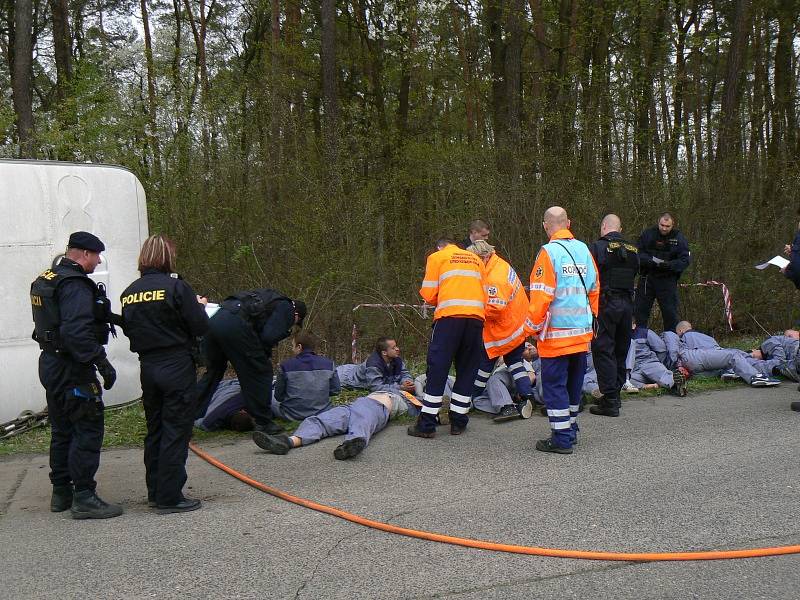 Cvičení simulující nehodu autobusu převážejícího vězně