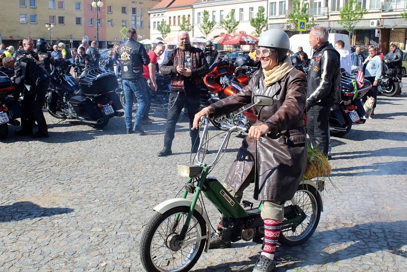 Za start letošní První míle si královéhradecký H.O.G Chapter klub sdružující majitele nablýskaných harlejů vybral nymburské náměstí.