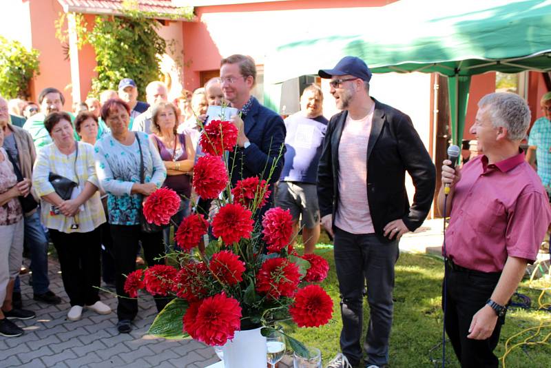 Ze slavností jiřinek v zahradnictví Brzák ve Sloveči.