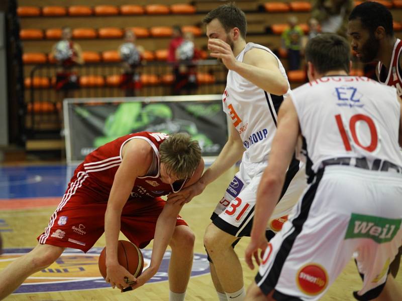 Z basketbalového utkání play off Nymburk - Svitavy (107:70)