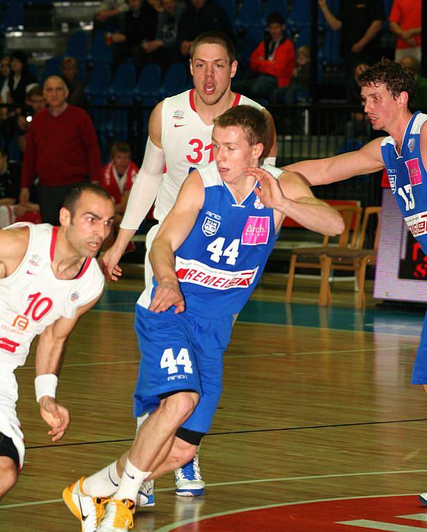 Z basketbalového utkání play off Mattoni NBL Nymburk - USK Praha (90:55)