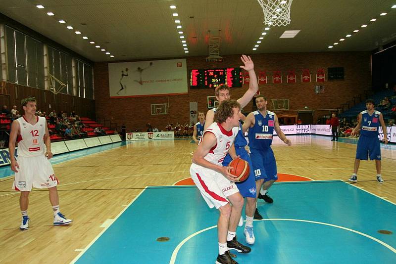 Z basketbalového utkání play off Mattoni NBL Nymburk - USK Praha (90:55)