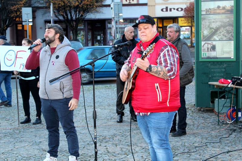 V Nymburce vyvrcholily oslavy 30. výročí Sametové revoluce v neděli odpoledne průvodem a shromážděním na náměstí.