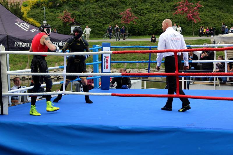 Boxerské zápasy se uskutečnily v malebném prostředí na Labi pod nymburskými hradbami.