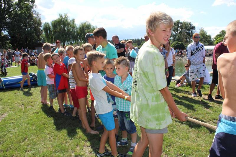 Sokolečská lávka v režii místních sokolů a dobrovolných hasičů přinesla báječnou zábavu.