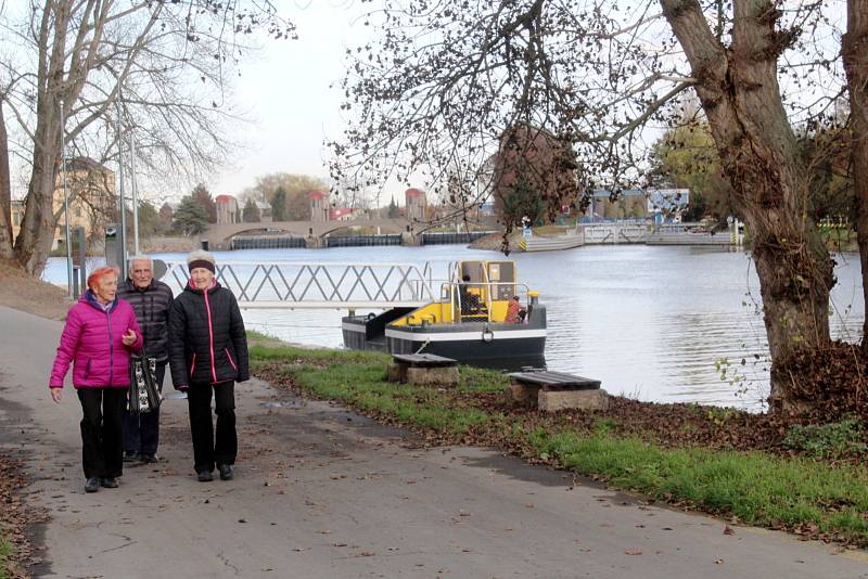 Nedávno dokončené přístaviště pro osobní lodě v Nymburce.