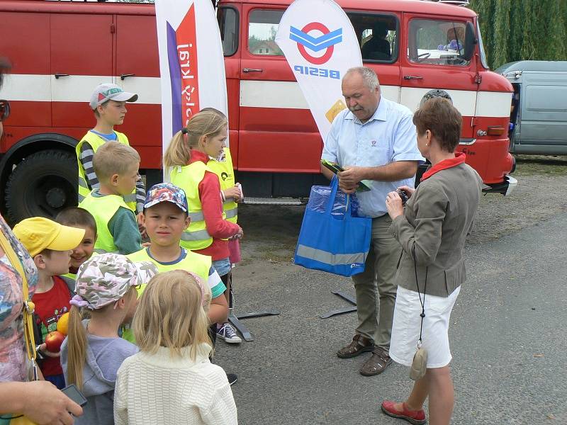 Při dopravní akci asistovaly děti z Kostelní Lhoty