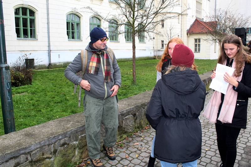 Studenti nymburského gymnázia si před dvěma lety připomněli 30. výročí Sametové revoluce velkou výstavou a řadou doprovodných akcí.