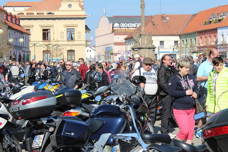 Zřejmě rekordní účast má letošní motorkářský sraz v Poděbradech, který každoročně na zahájení sezony pořádá Harley-Davidson Club Praha. Tentokrát se stroje nevešly na náměstí a kolonádu, takže pořadatelé je museli odklonit na náměstí T.G.M. a do všech při