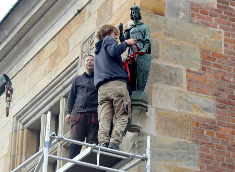 Na své původní místo byla bronzová socha svatého Václava za pomoci jeřábu vrácena ve středu před polednem.