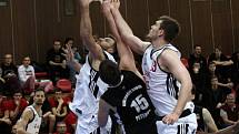 Basketbalisté Nymburka jasně vyhráli nad Hradcem Králové 100:71.