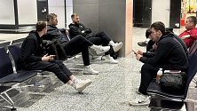 Basketbalisté Nymburka při čekání na letišti