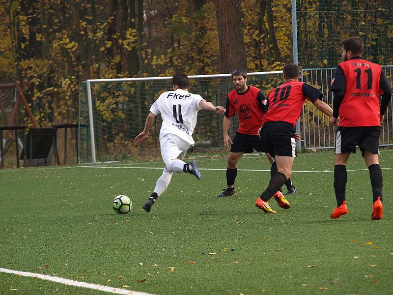 Fotbalisté rezervy poděbradské Bohemie (v bílém) hráli na svém hřišti nerozhodně 2:2 s týmem Kostomlat.