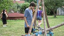 V Jizbicích připravují dobrovolníci z celého světa tábor pro autistické děti.