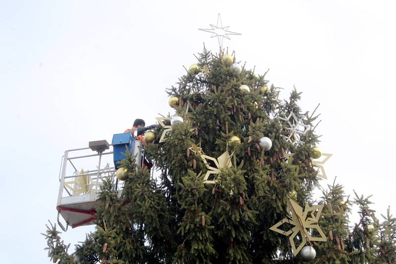 Náš objektiv zachytil pracovníka technických služeb, jak z plošiny sundává ozdoby z vánočního stromu.