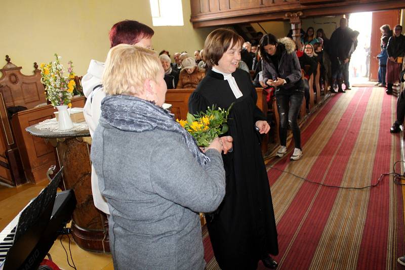 Opravená modlitebna v Hořátvi se zcela zaplnila lidmi.