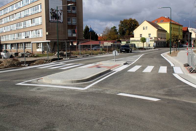 Z otevření kruhového objezdu u bazénu a budovy policejního ředitelství v Nymburce.