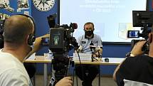 Nehodovost a kriminalitu v uplynulých měsících představilo na úterní tiskové konferenci vedení středočeská policie. Informovalo rovněž o dopadení trojice cizinců vykrádající domy za Prahou. Na snímku ředitel Václav Kučera.