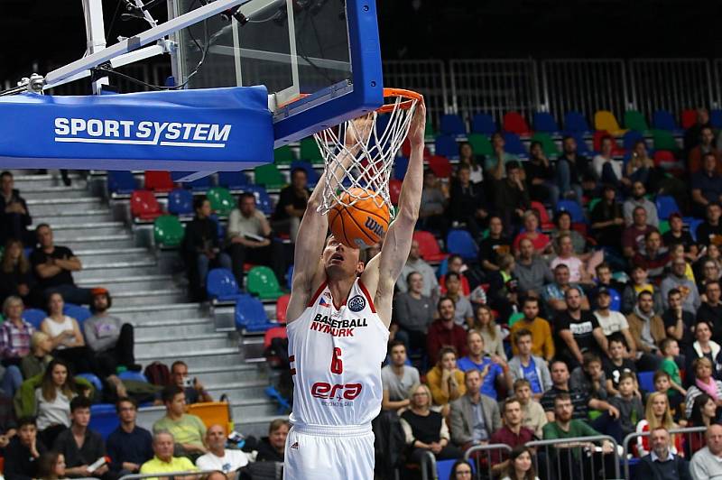 Z basketbalového utkání Ligy mistrů Nymburk - Tenerife (68:78)