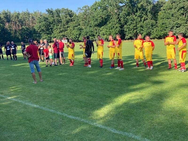 Fotbalisté Kostelní Lhoty slavili sto let od založení klubu. Přijel Sigi Team