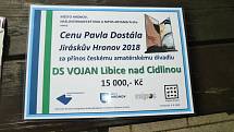 Cenu divadelníci převzali před Jiráskovým divadlem v Hronově.