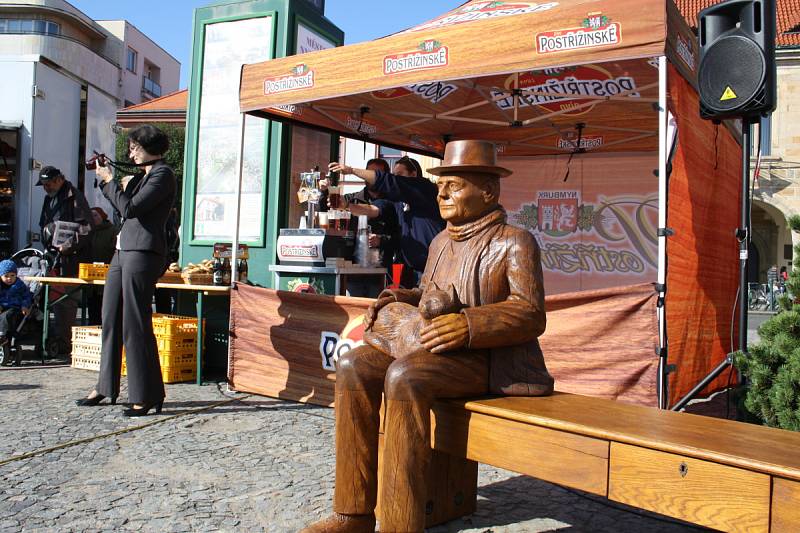 V Nymburce byla na Náměstí Přemyslovců slavnostně odhalena socha sedícího Bohumila Hrabala.