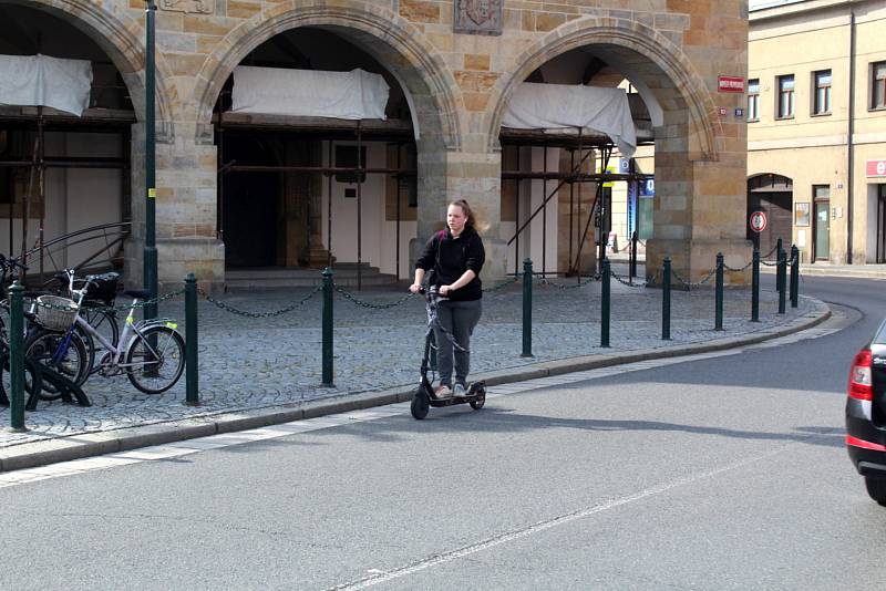 Elektrokoloběžky jsou novým fenoménem na silnicích nejen v Nymburce.