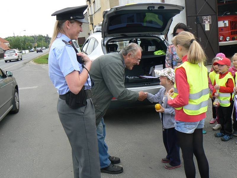 Při dopravní akci asistovaly děti z Kostelní Lhoty