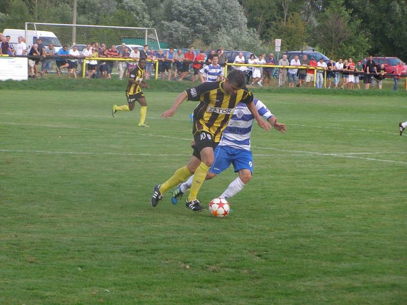 Z divizního fotbalového utkání Litol - Libiš (3:1)