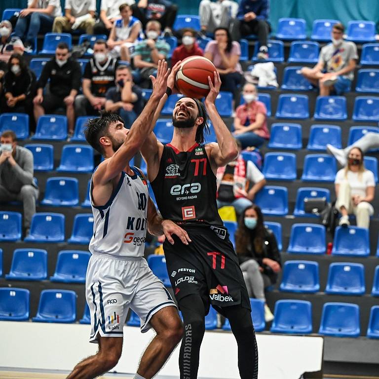 Z basketbalového utkání Kooperativa NBL Kolín - Nymburk (86:91)