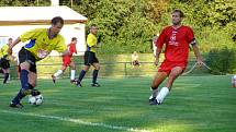 Fotbalisté Slovanu Lysá (hrají v červeném) vyhráli v prvním zápase letošní sezony nad Lužcem 1:0.