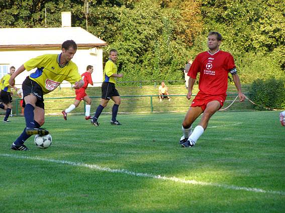 Fotbalisté Slovanu Lysá (hrají v červeném) vyhráli v prvním zápase letošní sezony nad Lužcem 1:0.