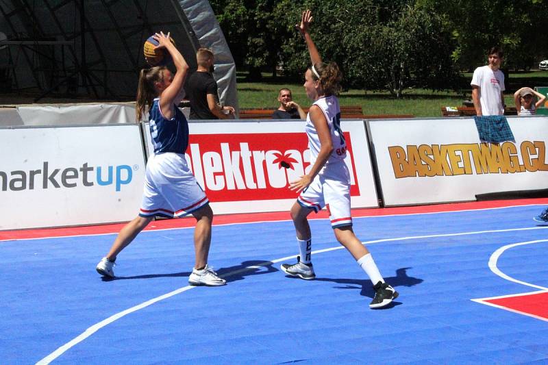 Mezinárodní turnaj v basketu tři na tři se hrál na poděbradské kolonádě.