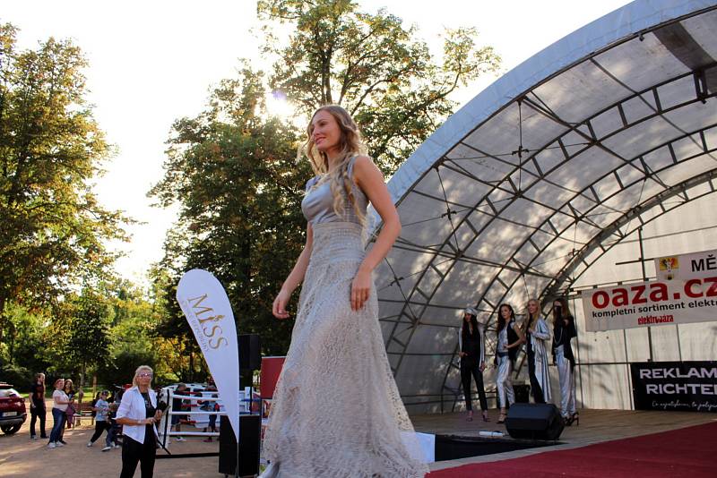 Finalistky Miss České republiky defilovaly v Poděbradech u lázeňské kolonády.