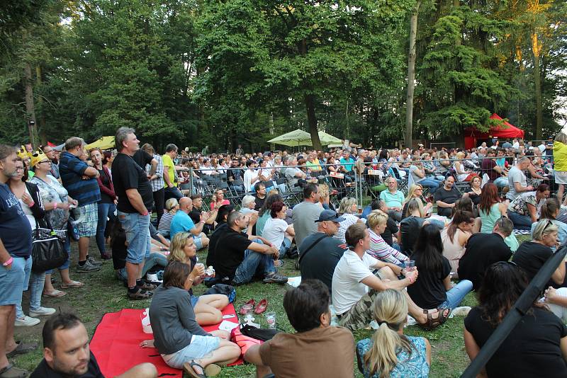 Zámek Loučeň oslavil desáté narozeniny s Elánem. Třešničkou na pomyslném narozeninovém dortu byl koncert nestárnoucí kapely Elán s frontmanem Jožo Rážem.