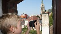 Z ochozů hradeb se návštěvníkům otevře podobný pohled, jako z občas zpřístupněné věže Kaplanky.