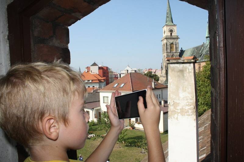 Z ochozů hradeb se návštěvníkům otevře podobný pohled, jako z občas zpřístupněné věže Kaplanky.